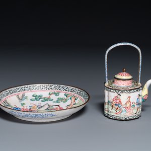 A Chinese Canton enamel 'European scene' plate and a teapot, Qianlong — 照片 2