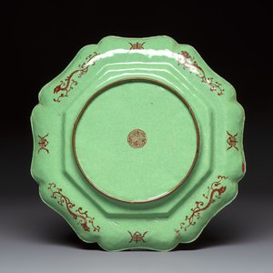 A Chinese Canton enamel 'European Subject' dish and two vases, 20th C. — photo 3