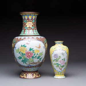 A Chinese Canton enamel 'European Subject' dish and two vases, 20th C. — photo 4