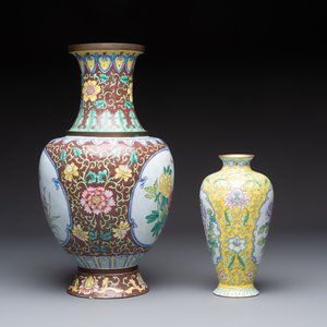 A Chinese Canton enamel 'European Subject' dish and two vases, 20th C. — photo 7