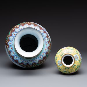 A Chinese Canton enamel 'European Subject' dish and two vases, 20th C. — photo 8