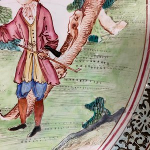 A Chinese Canton enamel ‘European subject’ plate, Qianlong — 照片 7