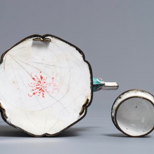 A Chinese Canton enamel ‘European subject’ teapot and cover, Qianlong — photo 8