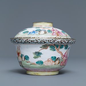 A Chinese Canton enamel 'Europeans' bowl and cover, Qianlong — 照片 2