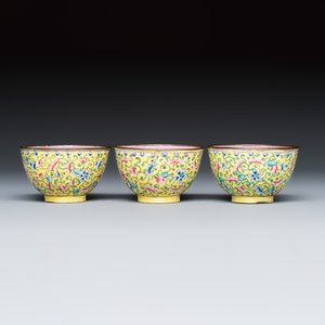 A Chinese Canton enamel ‘floral’ teapot and three cups — photo 11