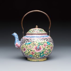 A Chinese Canton enamel ‘floral’ teapot and three cups — photo 2