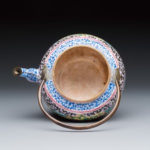 A Chinese Canton enamel ‘floral’ teapot and three cups — photo 6