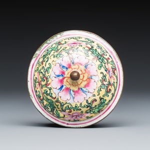A Chinese Canton enamel ‘floral’ teapot and three cups — photo 8