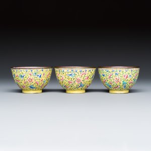 A Chinese Canton enamel ‘floral’ teapot and three cups — photo 10