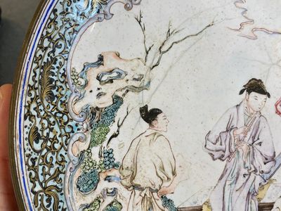 A Chinese Canton enamel 'flute players' dish with ruby edge on the back, Yongzheng — 照片 11