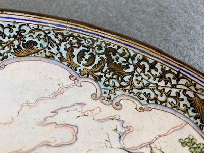 A Chinese Canton enamel 'flute players' dish with ruby edge on the back, Yongzheng — 照片 4
