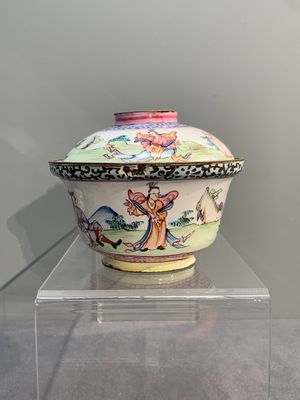 A Chinese Canton enamel 'foreigners' bowl and cover and an 'erotical subject' plate, Yongzheng/Qianlong — 照片 1