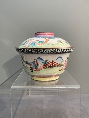A Chinese Canton enamel 'foreigners' bowl and cover and an 'erotical subject' plate, Yongzheng/Qianlong — 照片 2