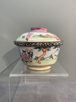 A Chinese Canton enamel 'foreigners' bowl and cover and an 'erotical subject' plate, Yongzheng/Qianlong — 照片 3