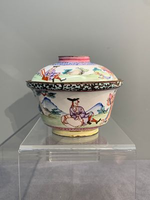 A Chinese Canton enamel 'foreigners' bowl and cover and an 'erotical subject' plate, Yongzheng/Qianlong — 照片 4