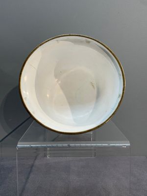 A Chinese Canton enamel 'foreigners' bowl and cover and an 'erotical subject' plate, Yongzheng/Qianlong — 照片 5