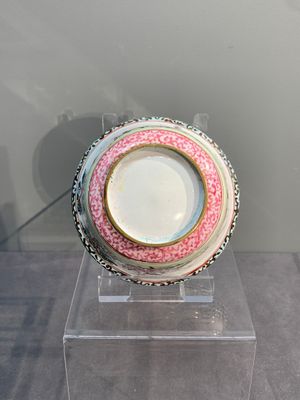 A Chinese Canton enamel 'foreigners' bowl and cover and an 'erotical subject' plate, Yongzheng/Qianlong — 照片 6