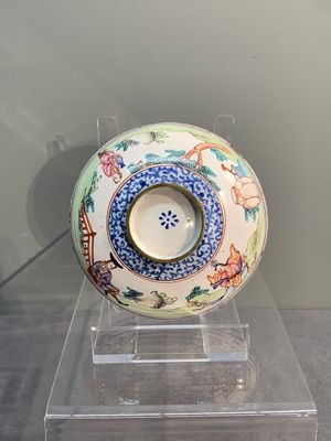 A Chinese Canton enamel 'foreigners' bowl and cover and an 'erotical subject' plate, Yongzheng/Qianlong — 照片 7