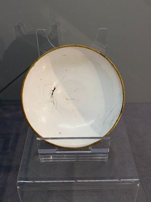 A Chinese Canton enamel 'foreigners' bowl and cover and an 'erotical subject' plate, Yongzheng/Qianlong — 照片 8