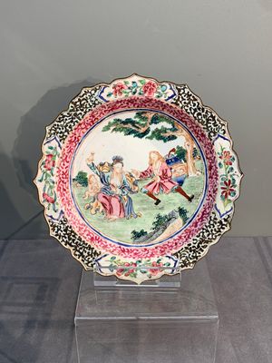 A Chinese Canton enamel 'foreigners' bowl and cover and an 'erotical subject' plate, Yongzheng/Qianlong — 照片 9