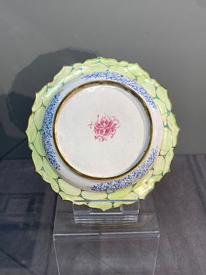A Chinese Canton enamel 'foreigners' bowl and cover and an 'erotical subject' plate, Yongzheng/Qianlong — 照片 10