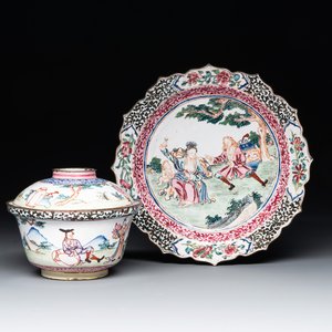 A Chinese Canton enamel 'foreigners' bowl and cover and an 'erotical subject' plate, Yongzheng/Qianlong — 照片 1