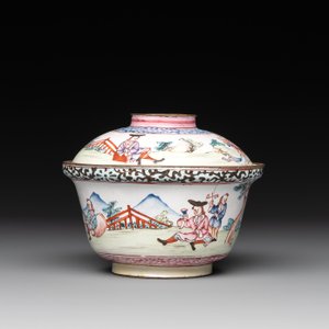 A Chinese Canton enamel 'foreigners' bowl and cover and an 'erotical subject' plate, Yongzheng/Qianlong — 照片 2