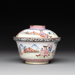 A Chinese Canton enamel 'foreigners' bowl and cover and an 'erotical subject' plate, Yongzheng/Qianlong — 照片 3