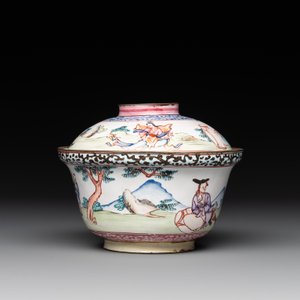 A Chinese Canton enamel 'foreigners' bowl and cover and an 'erotical subject' plate, Yongzheng/Qianlong — 照片 4