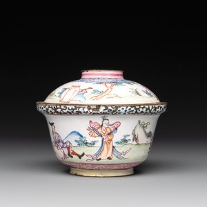 A Chinese Canton enamel 'foreigners' bowl and cover and an 'erotical subject' plate, Yongzheng/Qianlong — 照片 5