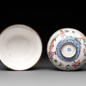 A Chinese Canton enamel 'foreigners' bowl and cover and an 'erotical subject' plate, Yongzheng/Qianlong — 照片 7