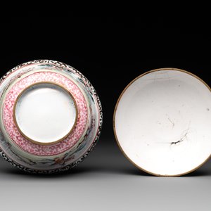 A Chinese Canton enamel 'foreigners' bowl and cover and an 'erotical subject' plate, Yongzheng/Qianlong — 照片 8