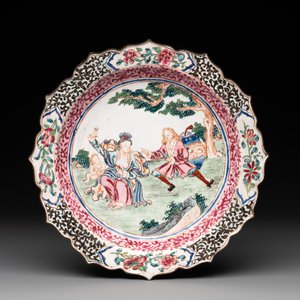 A Chinese Canton enamel 'foreigners' bowl and cover and an 'erotical subject' plate, Yongzheng/Qianlong — 照片 9