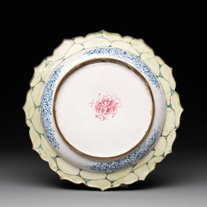 A Chinese Canton enamel 'foreigners' bowl and cover and an 'erotical subject' plate, Yongzheng/Qianlong — 照片 10