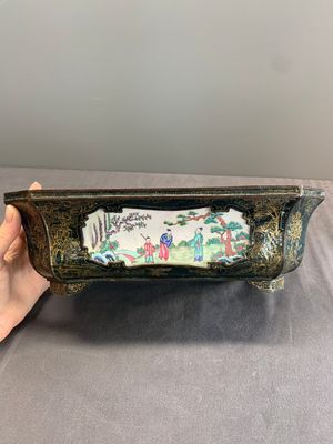 A Chinese Canton enamel gilt-decorated dark-green-ground jardinière with four inserted plaques, Qianlong/Jiaqing — 照片 2