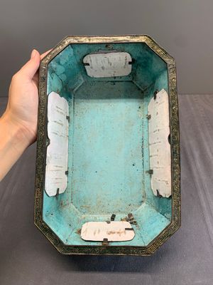 A Chinese Canton enamel gilt-decorated dark-green-ground jardinière with four inserted plaques, Qianlong/Jiaqing — 照片 3