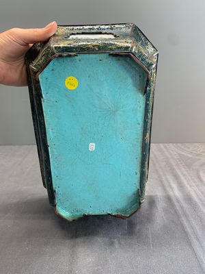 A Chinese Canton enamel gilt-decorated dark-green-ground jardinière with four inserted plaques, Qianlong/Jiaqing — 照片 4
