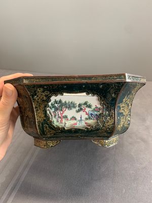 A Chinese Canton enamel gilt-decorated dark-green-ground jardinière with four inserted plaques, Qianlong/Jiaqing — 照片 5
