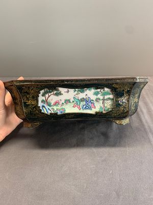 A Chinese Canton enamel gilt-decorated dark-green-ground jardinière with four inserted plaques, Qianlong/Jiaqing — 照片 6