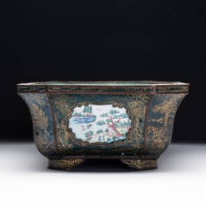 A Chinese Canton enamel gilt-decorated dark-green-ground jardinière with four inserted plaques, Qianlong/Jiaqing — 照片 3