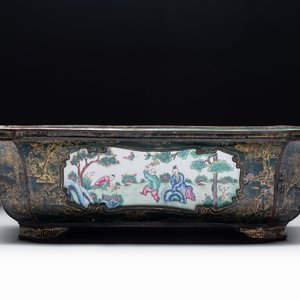 A Chinese Canton enamel gilt-decorated dark-green-ground jardinière with four inserted plaques, Qianlong/Jiaqing — 照片 4
