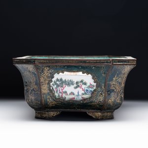 A Chinese Canton enamel gilt-decorated dark-green-ground jardinière with four inserted plaques, Qianlong/Jiaqing — 照片 5