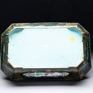 A Chinese Canton enamel gilt-decorated dark-green-ground jardinière with four inserted plaques, Qianlong/Jiaqing — 照片 7