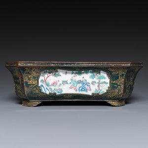 A Chinese Canton enamel gilt-decorated dark-green-ground jardinière with four inserted plaques, Qianlong/Jiaqing — 照片 2