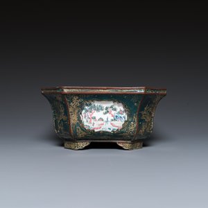 A Chinese Canton enamel gilt-decorated dark-green-ground jardinière with four inserted plaques, Qianlong/Jiaqing — 照片 5