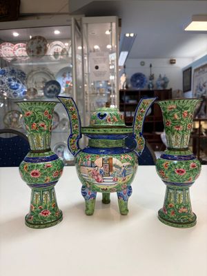 A Chinese Canton enamel green-ground three-piece altar set, 19th C. — photo 1