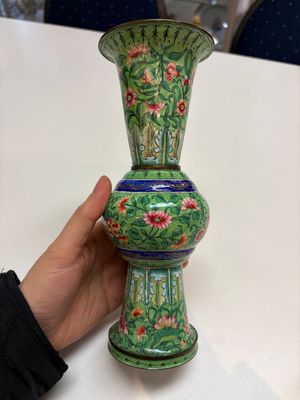 A Chinese Canton enamel green-ground three-piece altar set, 19th C. — photo 14
