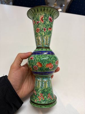 A Chinese Canton enamel green-ground three-piece altar set, 19th C. — photo 15
