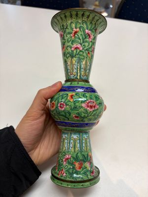 A Chinese Canton enamel green-ground three-piece altar set, 19th C. — photo 16