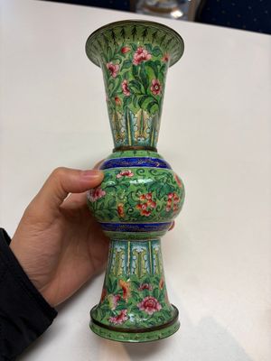 A Chinese Canton enamel green-ground three-piece altar set, 19th C. — photo 17